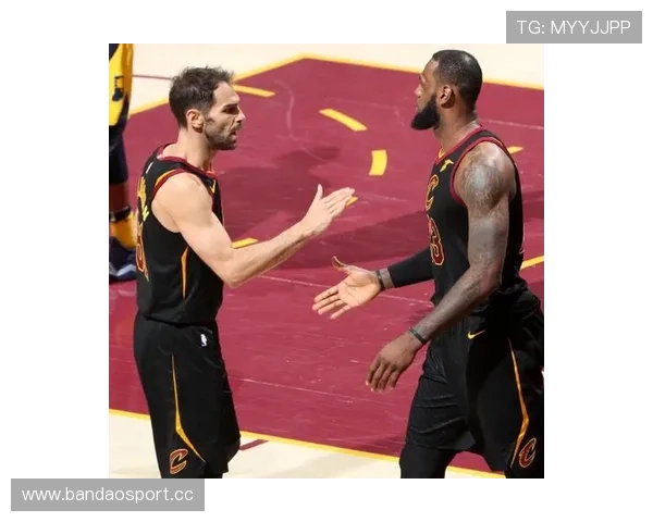 詹姆斯与VAR再度激烈交锋经典画面再现引爆赛场热议全场目光聚焦