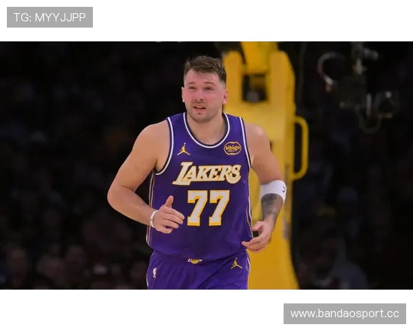 詹姆斯盛赞东契奇能激励队友共同进步展现真正实力提升巨大潜力空间 詹姆斯盛赞东契奇能激励队友共同进步展现真正实力提升巨大潜力空间