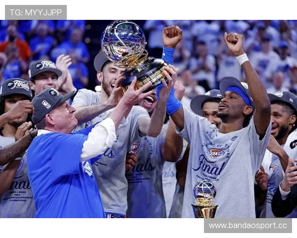 费舍尔重返俄城现场观战雷霆引发全场球迷热烈掌声雷动时刻精彩瞬