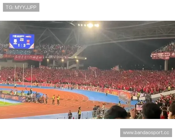 赛程关键时刻三分命中 球迷疯狂欢呼声响彻全场