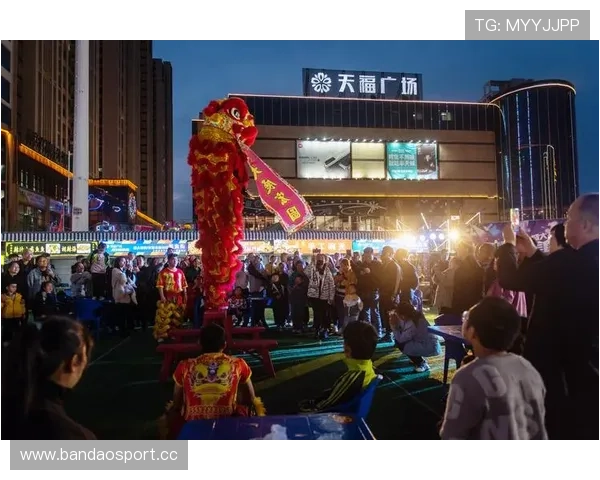 港城在銭引领滨海消费新潮流打造青年创业与夜经济活力新地标